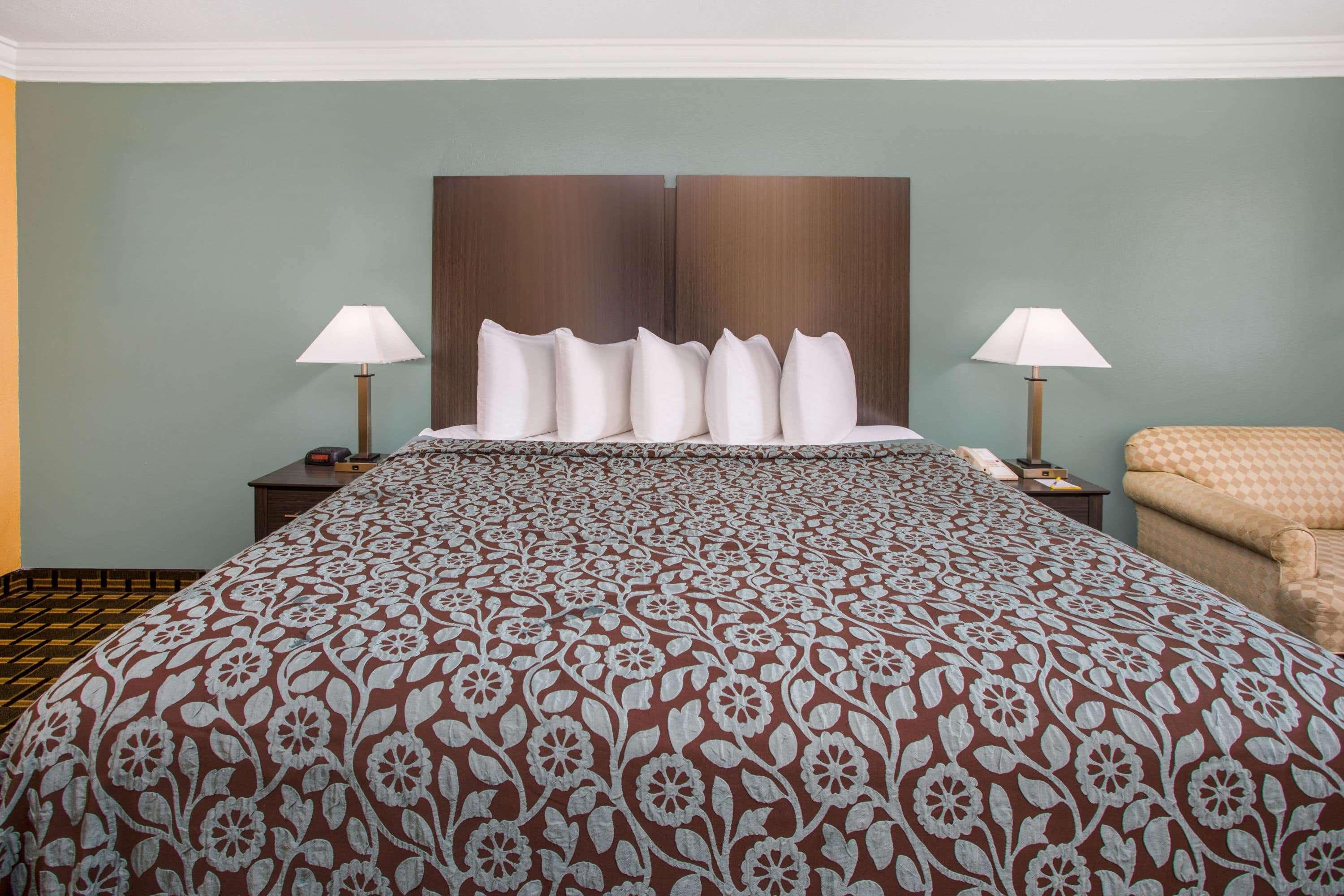 Days Inn By Wyndham Crowley Экстерьер фото