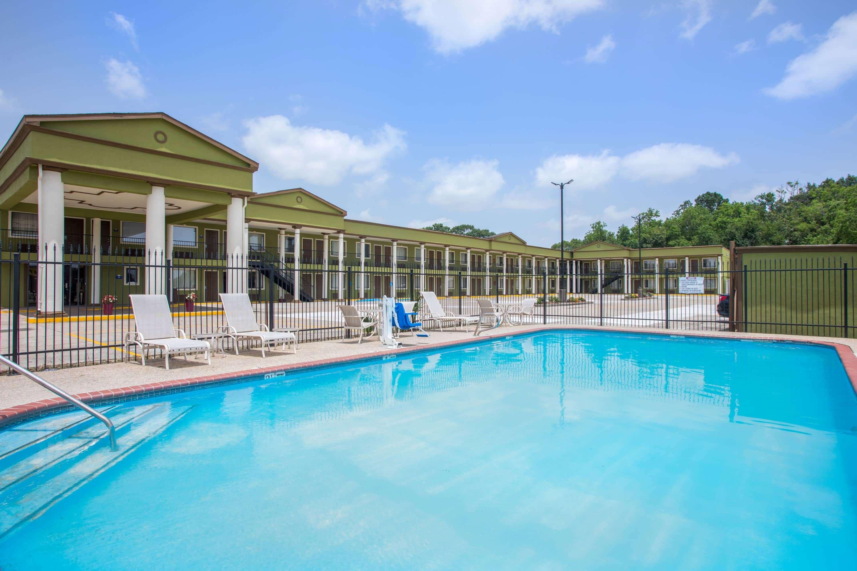 Days Inn By Wyndham Crowley Экстерьер фото