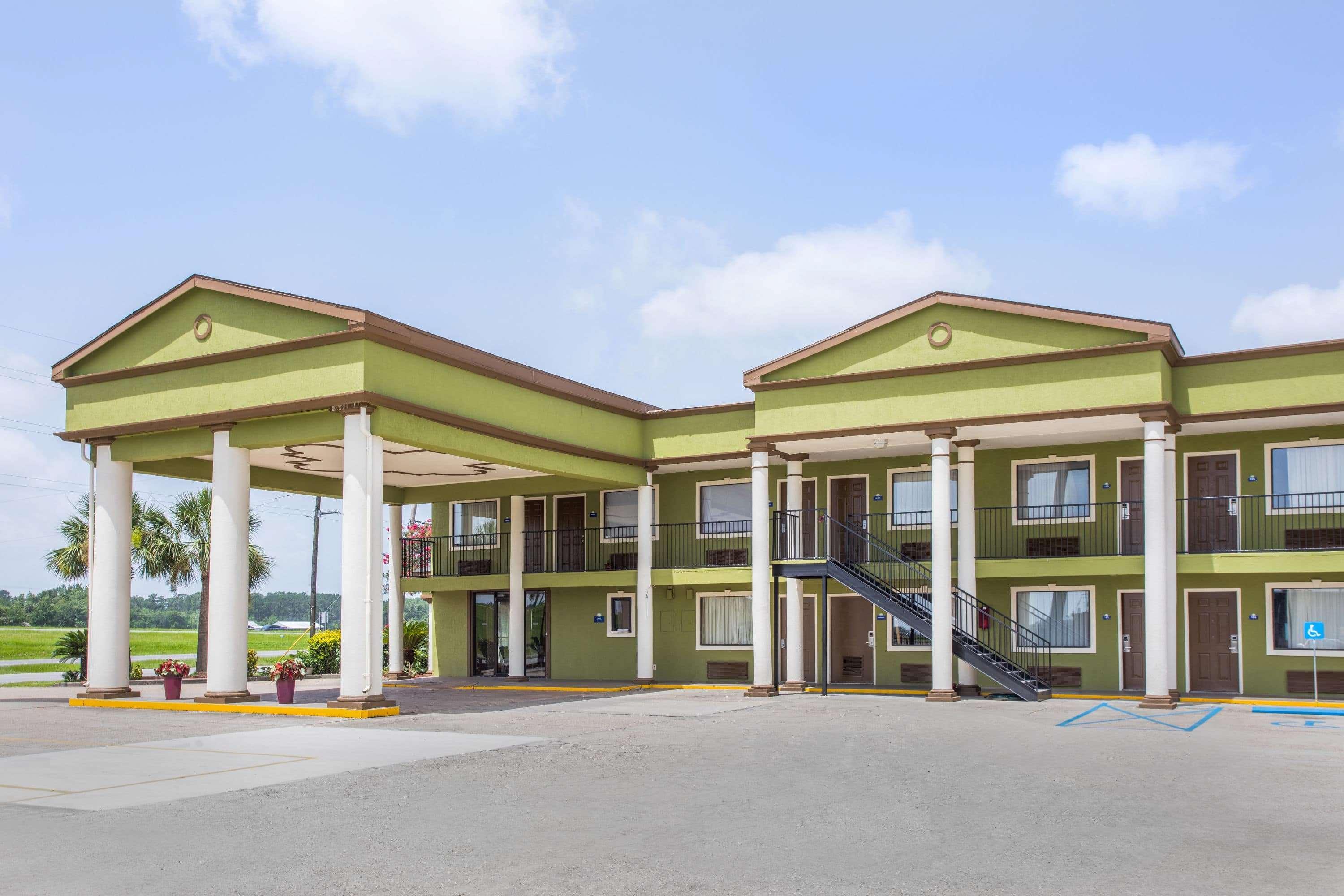 Days Inn By Wyndham Crowley Экстерьер фото