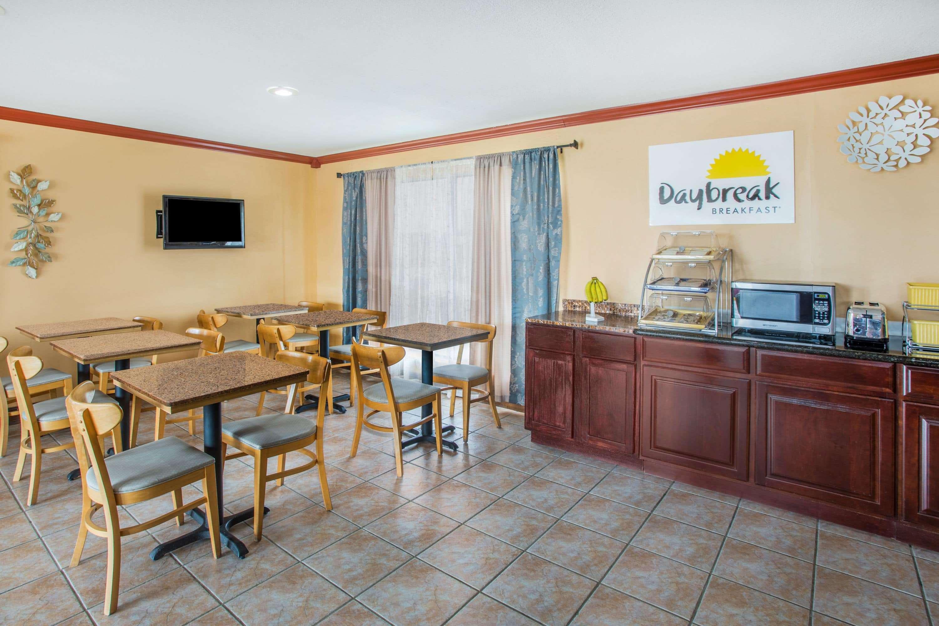 Days Inn By Wyndham Crowley Экстерьер фото